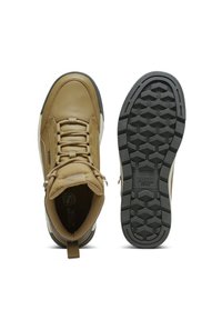 Tan läder sneakers i mid-top stil med en texturerad yta, grå gummisula, kontrasterande vita detaljer och snörning.