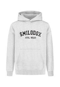 Sweat à capuche gris avec une poche avant, arborant un logo imprimé noir "SMILODOX ATHL. WEAR" sur la poitrine et des poignets côtelés.