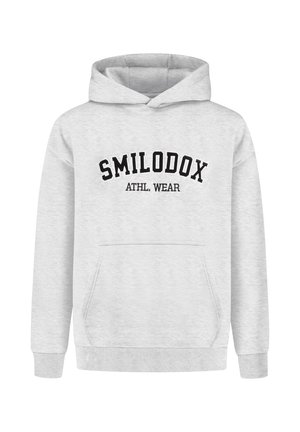 Grauer Kapuzenpullover mit einer Vordertasche, ausgestattet mit einem schwarzen aufgedruckten Logo "SMILODOX ATHL. WEAR" über der Brust und gerippten Bündchen.