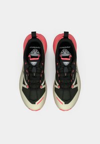 Μαύρα και μπεζ αθλητικά παπούτσια με ροζ λεπτομέρειες. Διαθέτουν υφασμάτη επάνω επιφάνεια, μαλακή σόλα και αεροδυναμικό σχεδιασμό. Περιλαμβάνεται ανακλαστικό λογότυπο.