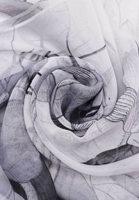 Sciarpa leggera con un design vorticoso in bianco e nero. Presenta una texture liscia e motivi astratti stampati.