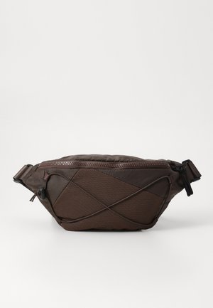 Bruine nylon heuptas met een gestructureerd oppervlak, diagonale stiksels, ritssluiting en verstelbare band. Compacter, rechthoekige vorm.