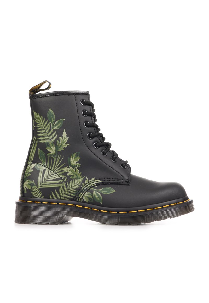 Schwarzer Leder-Schnürstiefel mit gelber Naht und grünen botanischen Blattmotiven an der Seite.