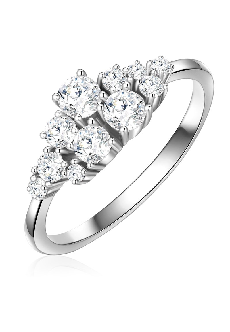 Ezüst gyűrű több méretű, kerek, briliáns csiszolású tiszta gyémántok fokozatos elrendezésével, polírozott, sima gyűrűpánttal.