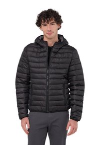 Giacca a vento nera con design trapuntato orizzontale, chiusura zip e cappuccio; presenta tasche laterali e una superficie in tessuto liscia e lucida.