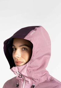 Lila und hellrosa Kapuzenjacke mit Reißverschluss und verstellbarem Saum. Der Stoff wirkt glatt, mit einem Logo an der Kapuze und einem strukturierten Design.
