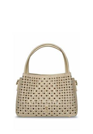 Beige Handtasche mit runden gold- und silberfarbenen Nieten, die die Vorderseite bedecken, doppelten runden Griffen und kleinem Metalllogo nahe der unteren Mitte.