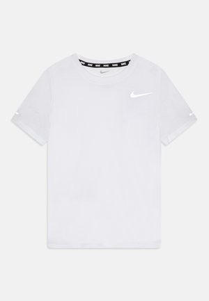 Camiseta blanca de manga corta de algodón, con cuello redondo, logo de Nike en el pecho y etiqueta interior en negro contrastante en el cuello.