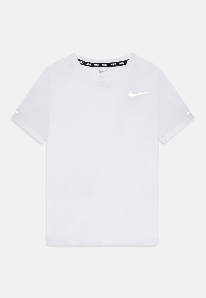 Camiseta blanca de manga corta de algodón, con cuello redondo, logo de Nike en el pecho y etiqueta interior en negro contrastante en el cuello.
