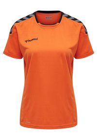 Camiseta atlética naranja de manga corta, con acentos en chevron en negro y gris en los hombros, fabricada en material transpirable, presenta un logo.