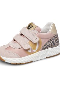 Růžové tenisky s suchými zipy, svršek z semiše a syntetického materiálu, zlaté akcenty, detaily v leopardím vzoru na patě a texturovaná bílá podrážka.