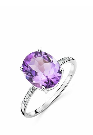Anillo de plata con una piedra central ovalada y facetada de amatista púrpura y pequeñas gemas claras engastadas en la banda a cada lado.