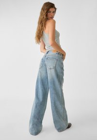 Stradivarius BAGGY - Flared Jeans - blue denim