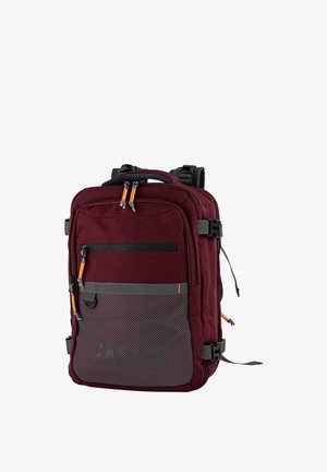 Mochila color granate con correas acolchadas para los hombros, bolsillo frontal de malla, detalles en gris, cremalleras dobles y tiradores naranjas. Tela resistente, forma rectangular.