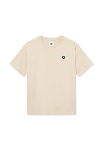 Beige bomulds t-shirt med korte ærmer, rund halsudskæring, med et lille grønt logo på venstre brystområde. Blød tekstur og klassisk pasform.
