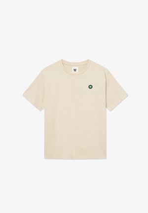 Beige katoenen t-shirt met korte mouwen en ronde hals, voorzien van een klein groen logo op de linkerkant van de borst. Zachte textuur en een klassieke pasvorm.