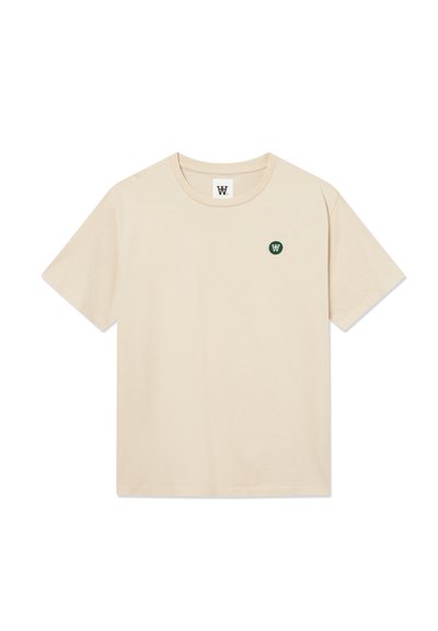 Beige Baumwoll-T-Shirt mit kurzen Ärmeln, rundem Ausschnitt und kleinem grünen Logo im linken Brustbereich. Weicher Griff und klassischer Schnitt.