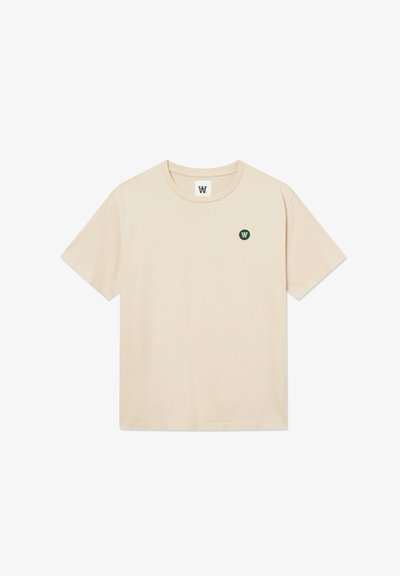 Beige Baumwoll-T-Shirt mit kurzen Ärmeln, rundem Ausschnitt und kleinem grünen Logo im linken Brustbereich. Weicher Griff und klassischer Schnitt.
