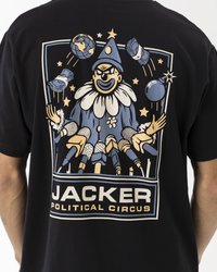 Juodas marškinėliai su klouno grafika, papuošta mėlynomis, geltonomis ir baltomis akcentais, apsupta žemėlapių ir bombos motyvais; tekstas "JACKER POLITICAL CIRCUS."