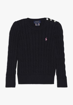 Mørkeblå kabelstrikket sweater af tekstureret stof med rund halsudskæring, ribbet ærmekant og tre dekorative knapper på den ene skulder.