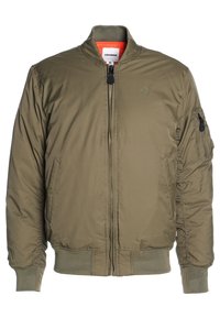 Blouson aviateur matelassé vert olive avec fermeture éclair frontale, poches latérales, poignets et ourlet côtelés, et poche zippée sur la manche gauche, taille moyenne.