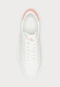 Balti odiniai sportbačiai su rožinėmis akcentais ant kulno, su raišteliais ir iškaltu prekės ženklu šone.