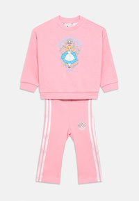 Ροζ βαμβακερή φούτερ και ταιριαστά κολάν με γραφικό κοριτσιού με μπλε φόρεμα, περιτριγυρισμένο από λουλούδια και ριγέ λεπτομέρειες.