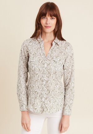 Lichtgewicht blouse in lichtbeige met wit bladerenpatroon, voorzien van een kraag en twee borstzakken, lange mouwen en een losse pasvorm.