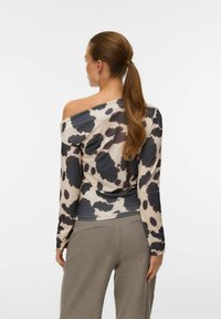 Mouwloze top met een off-shoulder ontwerp, gemaakt van een beige stof met zwarte en grijze abstracte patronen. Soepele textuur, getailleerde pasvorm.