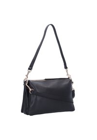Borsa a tracolla in pelle nera con finitura texture, chiusura con zip e tracolla regolabile. Presenta dettagli in argento e una forma rettangolare compatta.