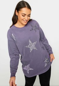 Lila ribbad långärmad topp med silverfärgade paljetter i form av stjärnor i olika storlekar; rund halsringning och lös passform.