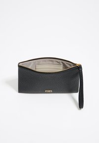 Zwarte textuur leren clutch met ritssluiting en polsband. Interieur heeft een lichtgekleurde voering en een kaartsleuf. Gouden logo accent.