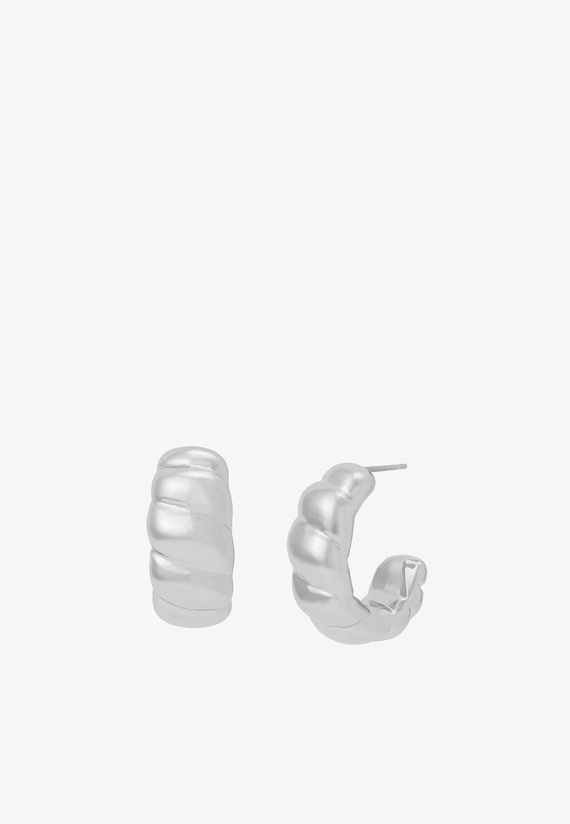 Boucles d'oreilles créoles en argent avec un design torsadé. Texture lisse, forme arrondie et finition polie. Comprennent une fermeture à épingle pour un port sécurisé.