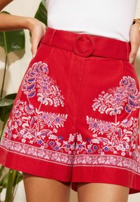 Love & Roses REGULAR FIT - Šortai - red paisley