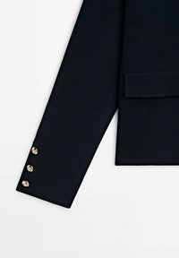 Czarna rękaw marynarki z gładką teksturą, trzema złotymi guzikami z misternym zdobieniem oraz jedną, płaską kieszenią na welcie.