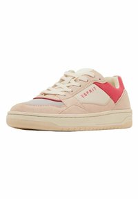 Różowe zamszowe sneakersy z gumową podeszwą, z teksturowanym akcentem z siateczki, płaskimi sznurowadłami oraz napisem "ESPRIT" w kolorze czerwonym.