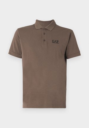 Polo shirt marrone in cotone, con colletto, patta con tre bottoni, maniche corte e un logo grigio scuro sul petto sinistro.