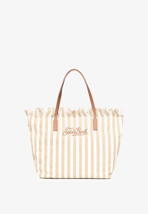 Borsa tote a righe verticali beige e bianca con bordo superiore sfrangiato e manici in pelle color cuoio, con la scritta "Saint Barth" sul davanti.