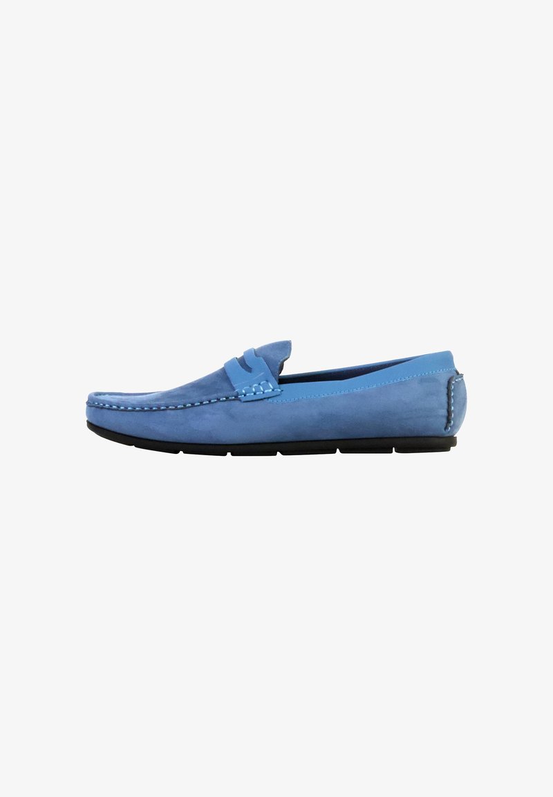 Mocassin penny en daim bleu clair avec détails cousus et semelle en caoutchouc noire, présenté en profil latéral sur fond blanc.