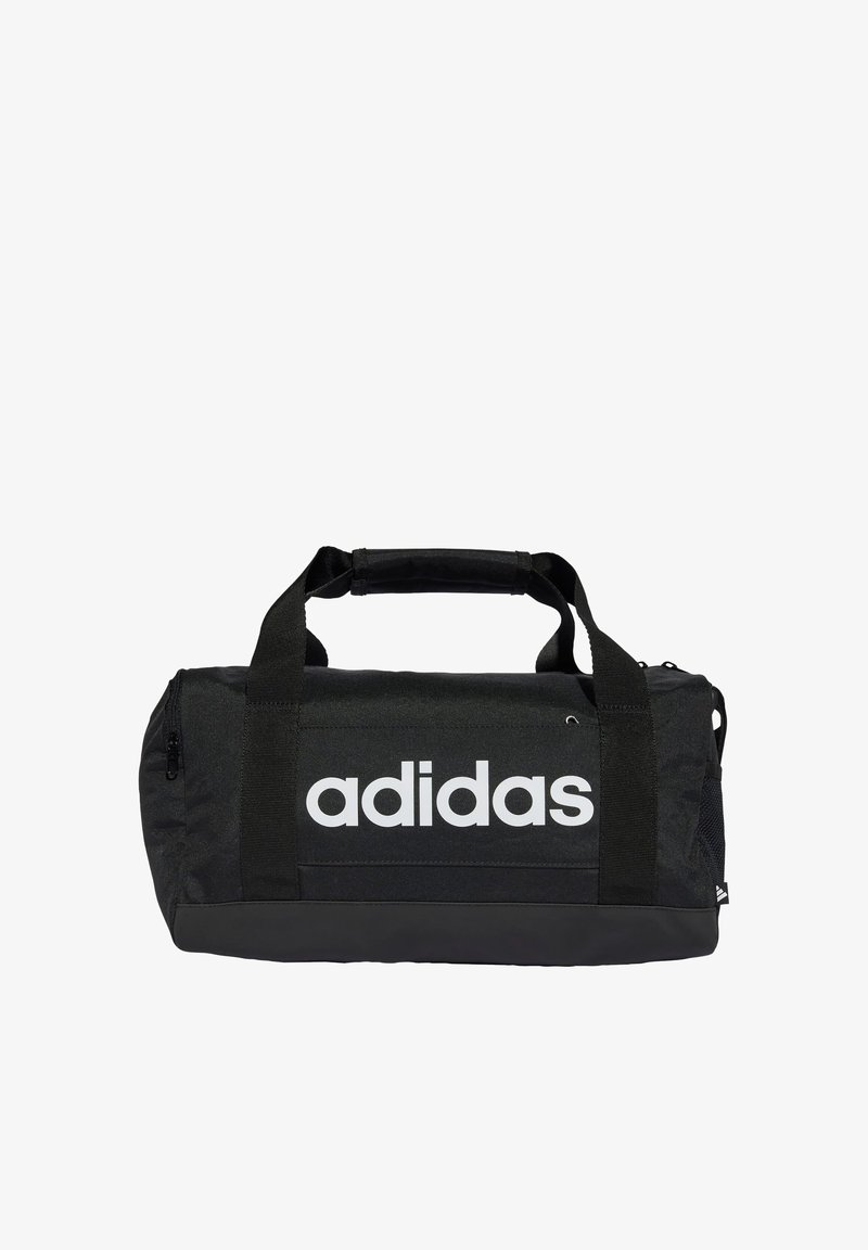 Juodas sportinis krepšys su baltu Adidas logotipu, pagamintas iš tvirto audinio. Yra du rankenų poros ir užtrauktukas. Tekstūruotas paviršius su sustiprintu dugnu.