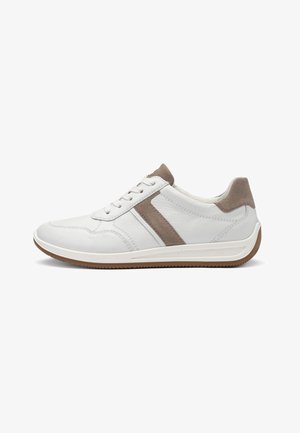 Weißer Sneaker mit niedrigem Schaft und beigefarbenen Wildlederakzenten, Schnürverschluss, profilierte Sohle und gepolsterter Kragen, Ansicht von der Außenseite.