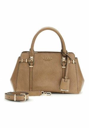 Sac à main Guess en cuir texturé couleur fauve avec deux poignées, ferrures dorées, bandoulière amovible et étiquette à bagages assortie sur fond blanc.
