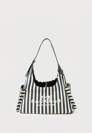 Torba na ramię w pionowe paski w kolorze niebieskim i beżowym z czarnymi rączkami oraz napisem "THE SACK BAG MARC JACOBS" z przodu.