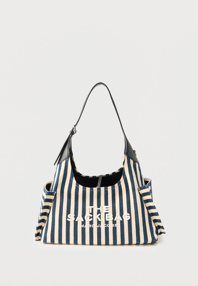 Τσάντα tote με κάθετες λωρίδες σε μπλε και μπεζ, με μαύρες λαβές και κείμενο "THE SACK BAG MARC JACOBS" στο μπροστινό μέρος.