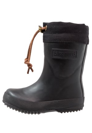 Botte de pluie en caoutchouc noir avec semelle texturée, manchette en tissu, lacet marron ajustable et logo "bisgaard" sur le côté.