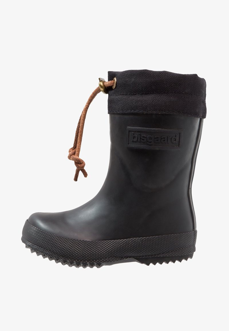 Botte de pluie en caoutchouc noir avec semelle texturée, manchette en tissu, lacet marron ajustable et logo "bisgaard" sur le côté.