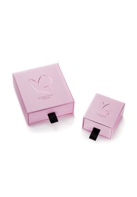 Két rózsaszín ajándékdobozt láthatunk, fényes felülettel, az egyik nagyobb, a másik kisebb, mindkettőn dombornyomott pillangós logóval és fekete húzószalaggal.