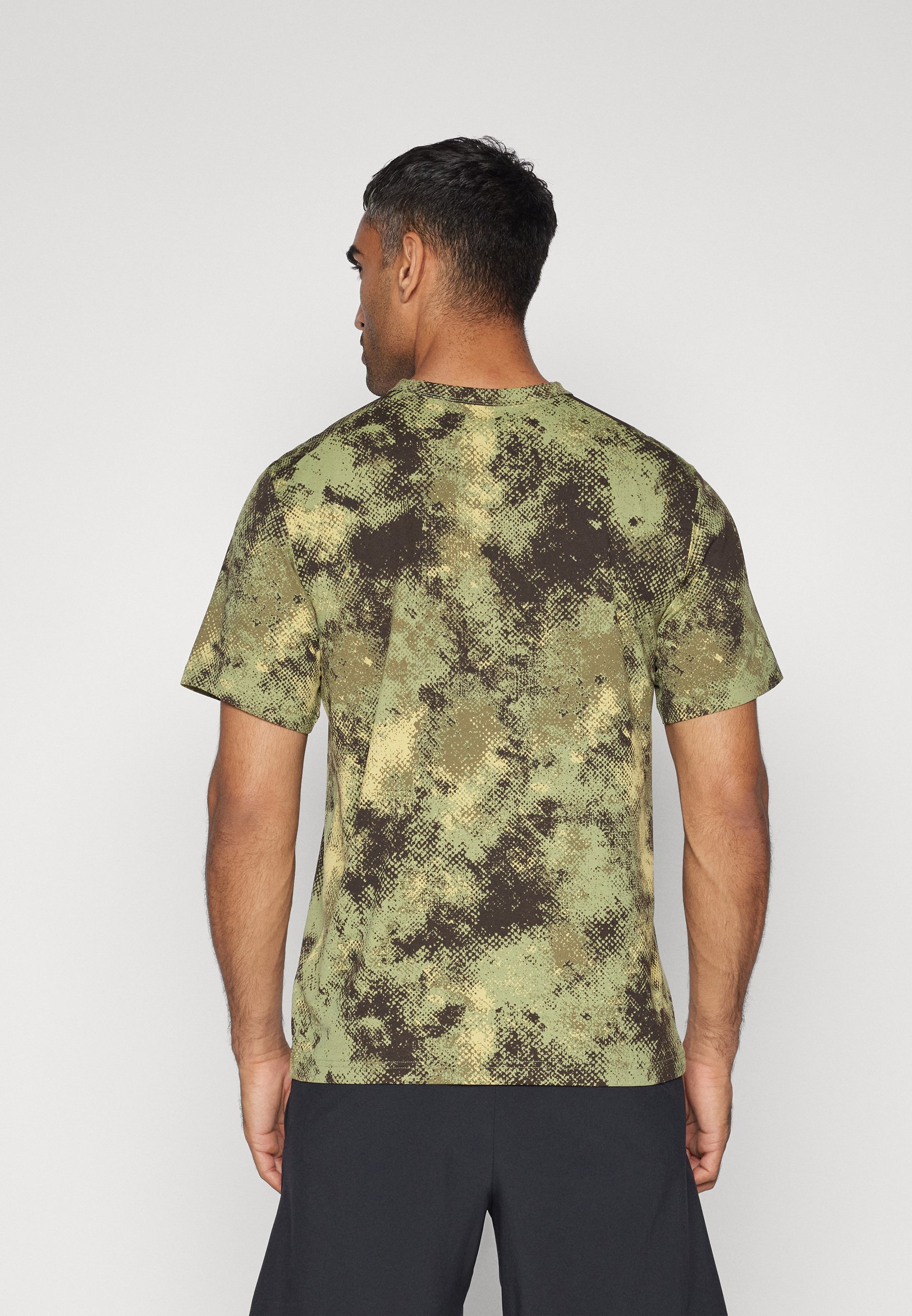 Nike Performance CAMO HYVERSE TOP - Sports T-shirt - oil