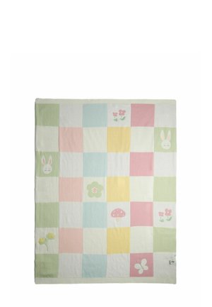 Pastellfarbenes Patchwork-Decke mit Quadraten mit Hasen, Blumen, einem Pilz und einem Schmetterling auf weißem Hintergrund.