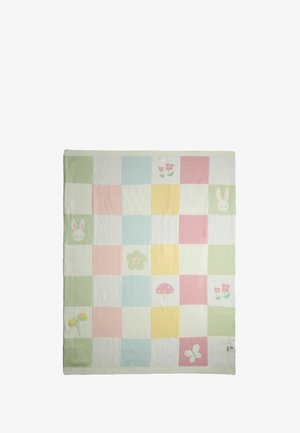 Pastellfarbenes Patchwork-Decke mit Quadraten mit Hasen, Blumen, einem Pilz und einem Schmetterling auf weißem Hintergrund.